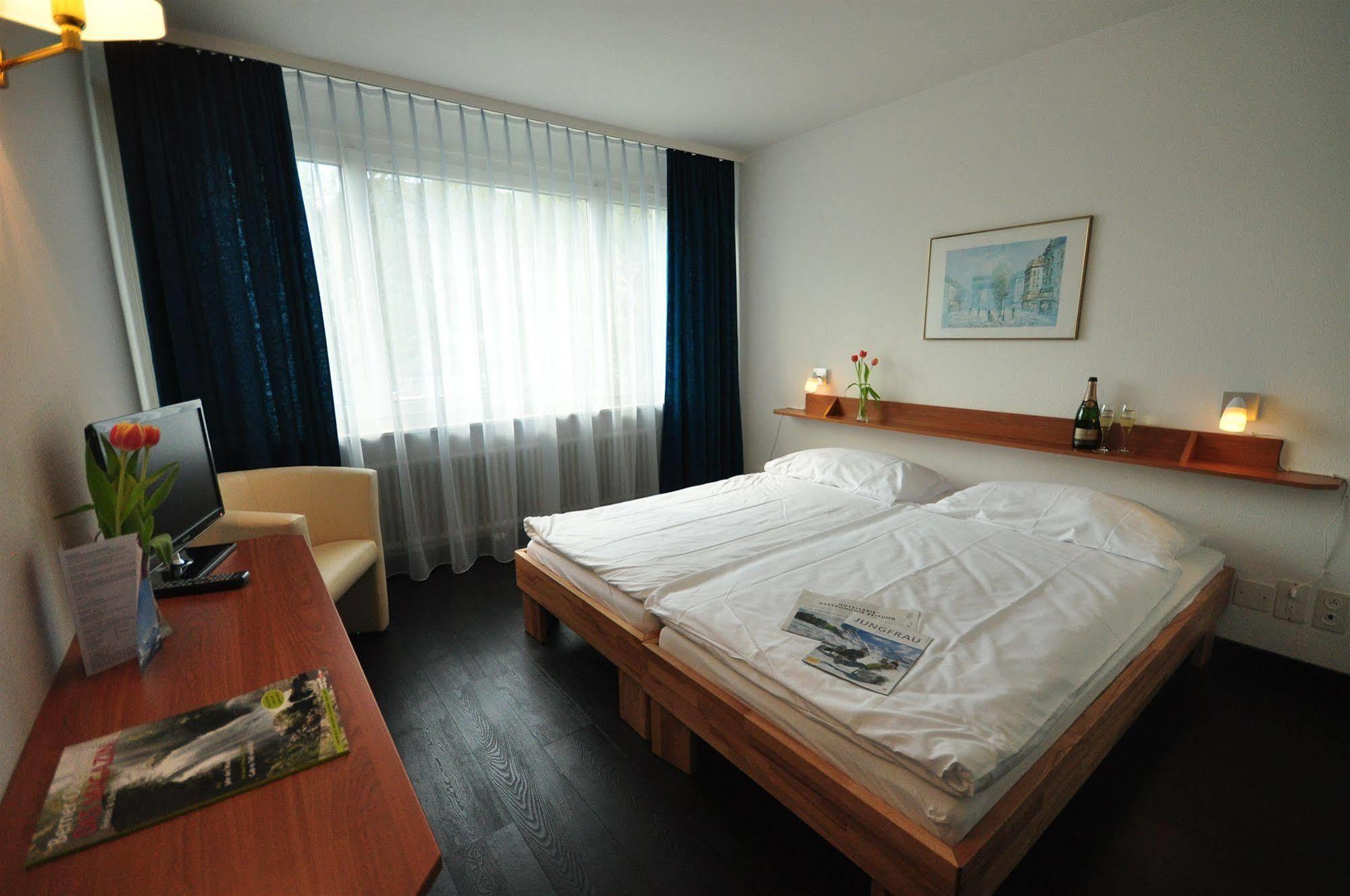 Hotel Merkur - West Station Interlaken